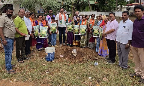  ಗದಗ ಜಿಲ್ಲೆಯ ನರಗುಂದ ತಾಲೂಕಿನ ಖಾನಾಪೂರದಲ್ಲಿ ಏರ್ಪಡಿಸಿದ್ದ ಸಹಕಾರ ಸಪ್ತಾಹ ಕಾರ್ಯಕ್ರಮ ಹಾಗೂ ವಿವಿಧ ತಳಿಯ ರಾಸುಗಳ ಪ್ರದರ್ಶನವನ್ನು ಎಚ್​.ಜಿ. ಹಿರೇಗೌಡ್ರ ಉದ್ಘಾಟಿಸಿದರು. ಹನಮಂತಗೌಡ ತಿಮ್ಮನಗೌಡ ಹೊಸಮನಿ, ಶಂಕರಗೌಡ ಕಗದಾಳ, ಅನಿತಾ ವೀರನಗೌಡ್ರ, ಶಿವಾನಂದ ಸಲಾದಿ, ಸೀಮಾ ಆಲೂರ, ಗೀತಾ ಹುಳ್ಯಾಳ, ರತ್ನಾ ತಳವಾರ, ಮಂಜುಳಾ ನಿಂಬಣ್ಣವರ, ಚಂದ್ರಶೇಖರ  ಕರಿಯಪ್ಪನವರ, ಡಿ. ಐ. ನದಾ ಹಲವರು ಇದ್ದರು.
