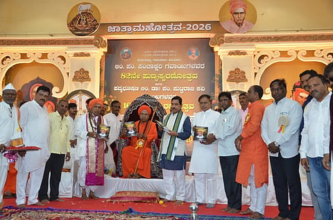  ಗದಗ ವಿರೇಶ್ವರ ಪುಣ್ಯಾಶ್ರಮದಲ್ಲಿ ಏರ್ಪಡಿಸಿದ್ದ ಉಭಯ ಶ್ರೀಗಳ ಜಾತ್ರಾಮಹೋತ್ಸವ ಕಾರ್ಯಕ್ರಮದಲ್ಲಿ ಮಠದ ಕಿರುಹೊತ್ತಿಗೆ ಬಿಡುಗಡೆ ಮಾಡಲಾಯಿತು. ಬಸವರಾಜ ಬೊಮ್ಮಾಯಿ, ಪ್ರಹ್ಲಾದ ಜೋಶಿ, ತೋಂಟದಾರ್ಯ ಶ್ರೀಗಳು, ಎಸ್​.ವಿ. ಸಂಕನೂರು, ನಿಂಗಪ್ಪ  ಕೆಂಗಾರ, ಪರಶುರಾಮ ಕಟ್ಟಿಮನಿ, ವಿಶಾಲ ಪವಾರ, ಅರುಣ ಕಟ್ಟಿಮನಿ, ಮಂಜುನಾಥ ಎಸ್​. ಪಿ., ಇತರರು ಇದ್ದರು.