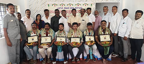 ಎಚ್ ಡಿ ಕೋಟೆ ಪಟ್ಟಣ ತಾಲೂಕು ಪತ್ರಕರ್ತರ ಕಚೇರಿ ಸಭಾಂಗಣದಲ್ಲಿ ಪತ್ರಿಕಾ ದಿನಾಚರಣೆ ಅಂಗವಾಗಿ ಎಸ್‌ಎಸ್‌ಎಲ್‌ಸಿ ಮತ್ತು ಪಿಯುಸಿಯಲ್ಲಿ ಹೆಚ್ಚು ಅಂಕ ಪಡೆದ ಪತ್ರಕರ್ತರ ಮಕ್ಕಳಿಗೆ ಪ್ರತಿಭಾ ಪುರಸ್ಕಾರ ನೀಡಿ ಸನ್ಮಾನಿಸಲಾಯಿತು. ತಾಲೂಕು ವಕೀಲರ ಸಂಘದ ಅಧ್ಯಕ್ಷ ಆರ್. ನಾಗೇಶ್, ಮಂಜು ಕೋಟೆ, ಸಂಘದ ಕಾರ್ಯದರ್ಶಿ ನಿಂಗಣ್ಣ ಕೋಟೆ ಇತರರು ಉಪಸ್ಥಿತರಿದ್ದರು.