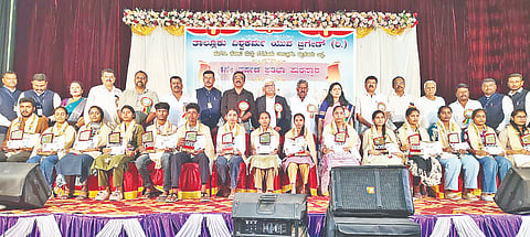  ಎಚ್. ಡಿ. ಕೋಟೆ ಅಂಬೇಡ್ಕರ್ ಭವನದಲ್ಲಿ ವಿಶ್ವಕರ್ಮ ಯುವ ಬ್ರಿಗೇಡ್ ವತಿಯಿಂದ ಭಾನುವಾರ ಆಯೋಜಿಸಿದ್ದ ಕಾರ್ಯಕ್ರಮದಲ್ಲಿ ಪ್ರತಿಭಾವಂತ ವಿದ್ಯಾರ್ಥಿಗಳಿಗೆ ಪುರಸ್ಕಾರ ನೀಡಿ ಗೌರವಿಸಲಾಯಿತು. ಶ್ರೀಕಂಠಾಚಾರ್,  ಪಿ. ಸುಜ್ಞಾನಮೂರ್ತಿ, ಮಾಜಿ ಅಧ್ಯಕ್ಷ ಎನ್. ನಂದಕುಮಾರ್, ಯುವ ಬ್ರಿಗೇಡ್ ಅಧ್ಯಕ್ಷ ರಾಜು ಆಚಾರ್, ಡಾ. ಆರ್.ಎಚ್. ಪವಿತ್ರಾ ಇತರರು ಇದ್ದರು. 