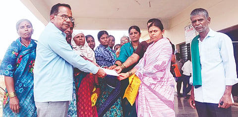 ಮದ್ಯ ಅಕ್ರಮ ಮಾರಾಟ ತಡೆಯುವಂತೆ ಆಗ್ರಹಿಸಿ ಸಿದ್ನೆಕೊಪ್ಪ ಗ್ರಾಮದ ಮಹಿಳೆಯರು ಕುಕನೂರು ಗ್ರೇಡ್-2 ತಹಸೀಲ್ದಾರ್ ಮುರಳೀಧರರಾವ್ ಕುಲಕರ್ಣಿಗೆ ಬುಧವಾರ ಮನವಿ ಸಲ್ಲಿಸಿದರು. ರಾಜ್ಯ ರೈತ ಸಂಘ ಉಪಾಧ್ಯಕ್ಷ ಅಂದಪ್ಪ ಕೋಳೂರು, ಗ್ರಾಮದ  ಮಹಿಳೆಯರಾದ ಸಿದ್ದಮ್ಮ, ವಿಶಾಲಾಕ್ಷಿ, ಸುವರ್ಣಾ, ಸಿದ್ದಮ್ಮ, ಚನ್ನಮ್ಮ, ಅಂದಮ್ಮ, ಲಕ್ಷ್ಮಮ್ಮ, ದೇವಕ್ಕ ಇದ್ದರು.