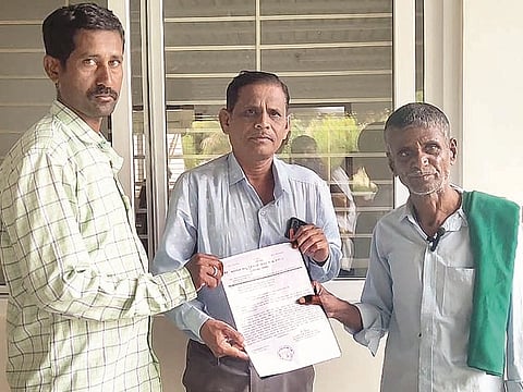 ಮೆಕ್ಕೆಜೋಳ ಬೆಂಬಲ ಬೆಲೆ ಖರೀದಿ ಕೇಂದ್ರ ಆರಂಭಕ್ಕೆ ಒತ್ತಾಯಿಸಿ ರಾಜ್ಯ ರೈತ ಸಂಘ ಹಾಗೂ ಹಸಿರು ಸೇನೆ ಪದಾಧಿಕಾರಿಗಳು ಯಲಬುರ್ಗಾದಲ್ಲಿ ಶಾಸಕ ಬಸವರಾಜ ರಾಯರಡ್ಡಿ ಆಪ್ತ ಕಾರ್ಯದರ್ಶಿ ಪದ್ಮನಾಭರಾವ್‌ಗೆ ಮನವಿ ಸಲ್ಲಿಸಿದರು. ರೈತ ಸಂಘದ ರಾಜ್ಯ ಉಪಾಧ್ಯಕ್ಷ ಅಂದಪ್ಪ ಕೋಳೂರ, ರೈತ ಮುಖಂಡ ಅಣ್ಣಪ್ಪ ನರೇಗಲ್ ಇದ್ದರು.