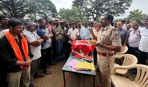 ಕೆ.ಎಂ.ದೊಡ್ಡಿಯ ಚಾಂಶುಗರ್ಸ್‌ ಕಾರ್ಖಾನೆ ಆವರಣದಲ್ಲಿ ಪೊಲೀಸ್ ಇಲಾಖೆ ವತಿಯಿಂದ ಕಬ್ಬು ಸಾಗಿಸುವ ಎತ್ತಿನಗಾಡಿ ಮತ್ತು ಟ್ರಾೃಕ್ಟರ್‌ಗಳಿಗೆ ರೇಡಿಯಮ್ ರಿಫ್ಲೆಕ್ಟರ್ ಅಳವಡಿಸುವ ಕಾರ್ಯಕ್ಕೆ ಪೊಲೀಸ್ ಇನ್ಸ್‌ಪೆಕ್ಟರ್ ಅನಿಲ್‌ಕುಮಾರ್ ಚಾಲನೆ ನೀಡಿದರು. 