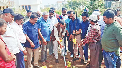 ಕುಶಾಲನಗರದ ಆರ್. ಸಿ. ಬಡಾವಣೆಯಲ್ಲಿ  ಮೌಲಾನಾ ಆಜಾದ್ ಶಾಲಾ ಕಟ್ಟಡ ನಿರ್ಮಾಣ ಕಾಮಗಾರಿಗೆ ಶಾಸಕ ಡಾ.ಮಂತರಗೌಡ  ಭೂಮಿಪೂಜೆ ನೆರವೇರಿಸಿದರು. ಕಾಂಗ್ರೆಸ್ ಅಲ್ಪಸಂಖ್ಯಾತ ಘಟಕದ ಅಧ್ಯಕ್ಷ ಅಬ್ದುಲ್ ರಜಾಕ್, ಶಬ್ಬೀರ ಅಹಮದ್,  ಕುಡಾ ಅಧ್ಯಕ್ಷ ಪ್ರಮೋದ್ ಮುತ್ತಪ್ಪ, ಶಾಲಾ ಮುಖ್ಯಶಿಕ್ಷಕಿ ಎಂ.ಎಸ್. ಸೌಮ್ಯಾ ಇದ್ದರು.