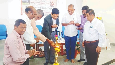 ಕೊಡಗು ವಿಶ್ವವಿದ್ಯಾಲಯದಲ್ಲಿ ಆಯೋಜಿಸಿದ್ದ ಕುವೆಂಪು ಜನ್ಮೋತ್ಸವವನ್ನು ಕುಲಪತಿ ಪ್ರೊ. ಅಶೋಕ ಸಂಗಪ್ಪ ಆಲೂರ ಉದ್ಘಾಟಿಸಿದರು. ಎಂ.ಕೆ. ದಿನೇಶ್,  ಎಂ. ಡಿ. ರಂಗಸ್ವಾಮಿ,  ಪ್ರಕಾಶ್,  ಬಿ.ಎಸ್. ಲೋಕೇಶ್ ಸಾಗರ್, ಕೆ.ಕೆ.ನಾಗರಾಜ ಶೆಟ್ಟಿ,  ಭಾರದ್ವಾಜ ಕೆ. ಆನಂದತೀರ್ಥ ಇದ್ದರು. 