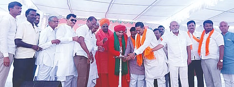 ಎಂ.ಗುಡದೂರಿನಲ್ಲಿ ವೀರರಾಣಿ ಕಿತ್ತೂರು ಚನ್ನಮ್ಮ ವೃತ್ತ ಹಾಗೂ ಪುತ್ಥಳಿ ಅನಾವರಣ ಕಾರ್ಯಕ್ರಮವನ್ನು ವಿಜಯಪುರ ಶಾಸಕ ಬಸನಗೌಡ ಪಾಟೀಲ್ ಯತ್ನಾಳ್ ಬುಧವಾರ ಉದ್ಘಾಟಿಸಿದರು. ವಿಪ ಮುಖ್ಯ ಸಚೇತಕ ದೊಡ್ಡನಗೌಡ ಪಾಟೀಲ್, ಮಾಜಿ ಸಂಸದ ಸಂಗಣ್ಣ ಕರಡಿ, ಕಾಂಗ್ರೆಸ್ ಪಕ್ಷದ ಜಿಲ್ಲಾಧ್ಯಕ್ಷ ಅಮರೇಗೌಡ ಪಾಟೀಲ್ ಬಯ್ಯಪೂರು, ಕಾಡಾ ಅಧ್ಯಕ್ಷ ಹಸನಸಾಬ್ ದೋಟಿಹಾಳ ಇತರರಿದ್ದರು.