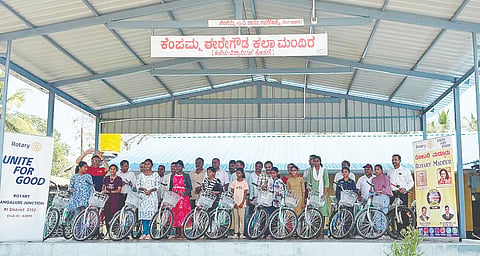 ಮದ್ದೂರು ರೋಟರಿ ಸಂಸ್ಥೆ ಹಾಗೂ ಬೆಂಗಳೂರು ರೋಟರಿ ಜಂಕ್ಷನ್ ಕ್ಲಬ್ ವತಿಯಿಂದ  ವಳಗೆರೆಹಳ್ಳಿ ಗ್ರಾಮದ ಪ್ರಮೀಳಾ ವೀರಪ್ಪ ಪ್ರೌಢಶಾಲೆಯ ವಿದ್ಯಾರ್ಥಿಗಳಿಗೆ ಉಚಿತವಾಗಿ ಸೈಕಲ್ ವಿತರಿಸಲಾಯಿತು. ಎಸ್.ಪಿ.ಶ್ರೀನಿವಾಸ್ ಬಿಂದಾಸ್, ಮನೀಶ್, ಅನುಜ್, ಶಿವಪ್ಪ, ಪ್ರಕಾಶ್, ಮಹೇಶ್, ಲೋಕೇಶ್, ಮಧು ಇದ್ದರು.