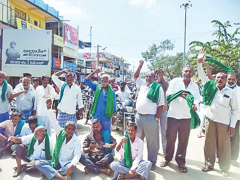 ಬೆಳಗಾವಿ ಜಿಲ್ಲೆಯ ಮೂಡಲಗಿ ತಾಲೂಕಿನ ಗುರ್ಲಾಪುರ ನಡೆಯುತ್ತಿರುವ ರೈತರ ಹೋರಾಟವನ್ನು ಬೆಂಬಲಿಸಿ ಮದ್ದೂರು ತಾಲೂಕಿನ ಕೊಪ್ಪದಲ್ಲಿ ರಾಜ್ಯ ರೈತ ಸಂಘದಿಂದ ಪ್ರತಿಭಟನೆ ನಡೆಸಲಾಯಿತು. ಕೀಳಘಟ್ಟ ನಂಜುಂಡಯ್ಯ, ವರದಪ್ಪ, ಲಿಂಗರಾಜು, ರಾಮೇಗೌಡ, ಉಮೇಶ್, ರಾಜೇಶ್, ವೆಂಕಟೇಶ್, ಶಿವಲಿಂಗಯ್ಯ, ಅಪ್ಪಾಜಿ ಇದ್ದರು.