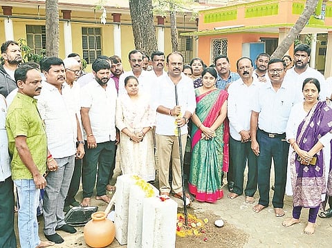 ಮದ್ದೂರು ನಗರದ ಸರ್ಕಾರಿ ಮಹಿಳಾ ಪ್ರಥಮ ದರ್ಜೆ ಕಾಲೇಜಿನಲ್ಲಿ ಕಟ್ಟಡ ನವೀಕರಣ ಕಾಮಗಾರಿಗೆ ಶಾಸಕ ಕೆ.ಎಂ.ಉದಯ್ ಭೂಮಿಪೂಜೆ ನೆರವೇರಿಸಿದರು. ಕೋಕಿಲಾ ಅರುಣ್, ಟಿ.ಆರ್.ಪ್ರಸನ್ನಕುಮಾರ್, ವನಿತಾ, ನಾರಾಯಣ್, ಬಸವರಾಜು ಇದ್ದರು.