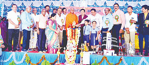 ಮದ್ದೂರಿನ ಶಿವಪುರದ ಪೂರ್ಣಪ್ರಜ್ಞಾ ಕಾನ್ವೆಂಟ್‌ನಲ್ಲಿ ಆಯೋಜಿಸಿದ್ದ ವಿಜ್ಞಾನ ವಸ್ತು ಪ್ರದರ್ಶನ ಕಾರ್ಯಕ್ರಮವನ್ನು ಶಾಸಕ ಕೆ.ಎಂ.ಉದಯ್ ಉದ್ಘಾಟಿಸಿದರು. ಶ್ರೀ ಡಾ.ನಿಶ್ಚಲಾನಂದನಾಥಸ್ವಾಮಿ, ಡಾ.ಎಸ್.ವೆಂಕಟೇಶ್ವರ ಶರ್ಮ, ಪಿ.ಕಸ್ತೂರಿ ಅನಂತೇಗೌಡ, ಎಚ್.ಆರ್.ಅನಂತೇಗೌಡ, ಧನಂಜಯ, ಡಾ.ಕೃಷ್ಣ, ಮರಿಗೌಡ, ರಾಜೇಂದ್ರ ಇದ್ದರು.