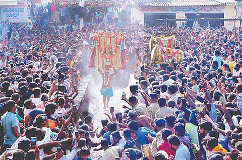 ಮದ್ದೂರು ನಗರದಲ್ಲಿರುವ ಪುರಾಣ ಪ್ರಸಿದ್ಧ ಶಕ್ತಿ ದೇವತೆ ಶ್ರೀ ಮದ್ದೂರಮ್ಮನವರ ಕೊಂಡೋತ್ಸವ ಸಹಸ್ರಾರು ಭಕ್ತರ ಸಮ್ಮುಖದಲ್ಲಿ ಅದ್ದೂರಿಯಾಗಿ ನೆರವೇರಿತು.