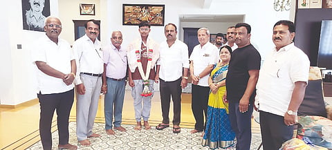 ಎಸ್‌ಎಸ್‌ಎಲ್‌ಸಿ ಪರೀಕ್ಷೆ ಫಲಿತಾಂಶದಲ್ಲಿ ಜಿಲ್ಲೆಗೆ ಪ್ರಥಮ ಸ್ಥಾನ ಪಡೆದ ವಿದ್ಯಾರ್ಥಿ ಭುವನ್ ಎಸ್.ಆರ್ ಗೌಡ ಅವರನ್ನು ಶಾಸಕ ಕೆ.ಎಂ.ಉದಯ್ ಅಭಿನಂದಿಸಿದರು. ಕಸ್ತೂರಿ ಅನಂತೇಗೌಡ, ಅನಂತೇಗೌಡ, ಧನಂಜಯ, ಪ್ರೊ.ಬಿ.ಕೃಷ್ಣ, ಸಿಪಾಯಿ ಶ್ರೀನಿವಾಸ್ ಇದ್ದರು.