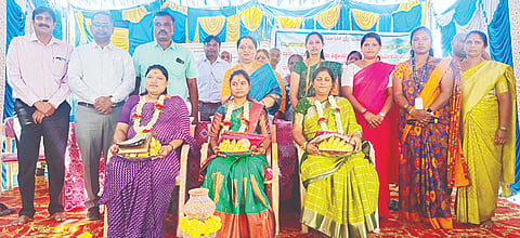 ಮದ್ದೂರು ತಾಲೂಕಿನ ಕದಲೂರು ಗ್ರಾಮದಲ್ಲಿ ಗ್ರಾಮ ಪಂಚಾಯತಿ ವತಿಯಿಂದ ನಡೆದ ಮಹಿಳಾ ಗ್ರಾಮಸಭೆಯಲ್ಲಿ ಗರ್ಭಿಣಿ  ಸ್ತ್ರೀಯರಿಗೆ ಸೀಮಂತ ಕಾರ್ಯಕ್ರಮ ಹಮ್ಮಿಕೊಳ್ಳಲಾಗಿತ್ತು. ವಿನುತಾ ಕೆ.ಎಂ.ಉದಯ್, ತಿಮ್ಮೇಗೌಡ, ಶಾಂತಮ್ಮ, ರಾಮಲಿಂಗಯ್ಯ, ಹರೀಶ್, ಮನೋಹರ್, ಹರೀಶ್ ಇದ್ದರು.