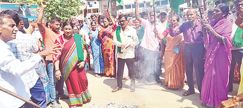 ಮದ್ದೂರು ನಗರಸಭೆಯ ಕಂದಾಯ ನಿಗದಿ ವಿರೋಧಿಸಿ ಗೆಜ್ಜಲಗೆರೆಯ ಗ್ರಾಮಸ್ಥರು ನಗರದ ನಗರಸಭೆ ಕಚೇರಿ ಮುಂದೆ ಕಂದಾಯ ನಿಗದಿ ಕರಪತ್ರಗಳನ್ನು ಸುಟ್ಟು ಕರ ನಿರಾಕರಣೆ ಚಳವಳಿ ನಡೆಸಿದರು. ಸುನಂದಾ ಜಯರಾಮು, ಲಿಂಗಪ್ಪಾಜಿ, ಜಿ.ಎ.ಶಂಕರ್, ಆತ್ಮಾನಂದ, ಹೊನ್ನಪ್ಪ ಇತರರು ಹಾಜರಿದ್ದರು.