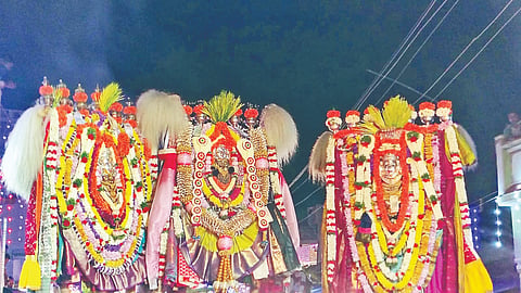ಮದ್ದೂರು ತಾಲೂಕಿನ ಕೊಪ್ಪ ಹೋಬಳಿಯ ಡಿ.ಮಲ್ಲಿಗೆರೆ ಗ್ರಾಮದ ಶ್ರೀ ಆಂಜನೇಯಸ್ವಾಮಿ ಹರಿಸೇವೆ ಮತ್ತು ಪರಿವಾರ ದೇವರುಗಗಳ ಉತ್ಸವದ ಅಂಗವಾಗಿ ಶ್ರೀ ಮದ್ದನಟ್ಟಮ್ಮ, ಶ್ರೀ ಪಟ್ಟಲದಮ್ಮ, ಶ್ರೀ ಹಳೇವೂರಮ್ಮ ದೇವರಿಗೆ ವಿಶೇಷ ಅಲಂಕಾರ ಮಾಡಿರುವುದು.