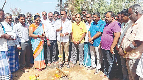 ಮದ್ದೂರು ತಾಲೂಕಿನ ಕುದರಗುಂಡಿ ಗ್ರಾಮದ ಪರಿಶಿಷ್ಟ ಕಾಲನಿಯ 40 ಲಕ್ಷ ರೂ.ಗಳ ರಸ್ತೆ ಅಭಿವೃದ್ದಿಗೆ ಶಾಸಕ ಕೆ.ಎಂ.ಉದಯ್ ಚಾಲನೆ ನೀಡಿದರು. ರಾಜೀವ್, ಹಿತೇಶ್‌ಕುಮಾರ್, ಸಿಪಾಯಿ ಶ್ರೀನಿವಾಸ್, ನಯನ, ನಾಗೇಶ್, ಮಧುಕುಮಾರ್, ಶ್ರೀಧರ್ ಇದ್ದರು.