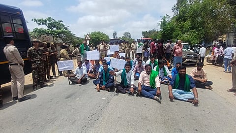 ಚಾಮರಾಜನಗರ ತಾಲೂಕಿನ ಪಣ್ಯದಹುಂಡಿ ಮುಖರಸ್ತೆಯಲ್ಲಿ ಪ್ರತಿಭಟನೆ ನಡೆಸಿದ ಗ್ರಾಮಸ್ಥರು