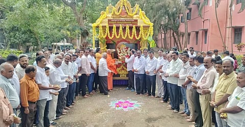 ಚಾಮರಾಜನಗರದ ನಗರದ ಜೆಎಸ್‌ಎಸ್ ಕಾಲೇಜು ಆವರಣಕ್ಕೆ ಮಂಗಳವಾರ ಆಗಮಿಸಿದ ಸುತ್ತೂರು ಜಾತ್ರಾ ಮಹೋತ್ಸವದ ಪ್ರಚಾರ ರಥಕ್ಕೆ ಸ್ವಾಗತ ಕೋರಲಾಯಿತು. ಆರ್.ಎಂ.ಸ್ವಾಮಿ, ಸರ್ಪಭೂಷಣಸ್ವಾಮೀಜಿ, ಪಿ.ಮರಿಸ್ವಾಮಿ, ಮೂಡ್ಲಪುರು ನಂದೀಶ್, ಲಕ್ಷ್ಮಮ್ಮ, ಎಚ್.ಎಸ್.ಬಸವರಾಜು, ಡಾ. ಪರಮೇಶ್ವರಪ್ಪ,  ಹೊಸೂರು ನಟೇಶ್ ಮತ್ತು ಇತರರು ಹಾಜರಿದ್ದರು.