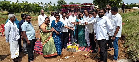  ಚಾಮರಾಜನಗರದ ಡಾ.ಬಿ.ಆರ್.ಅಂಬೇಡ್ಕರ್ ಜಿಲ್ಲಾ ಕ್ರೀಡಾಂಗಣದಲ್ಲಿ ಈಜುಕೊಳ, ಪೆವಿಲಿಯನ್ ಹಾಗೂ ವಿವಿಧ ಆಟದ ಅಂಕಣ ನಿರ್ಮಾಣ ಕಾಮಗಾರಿಗೆ ಶಾಸಕ ಸಿ.ಪುಟ್ಟರಂಗಶೆಟ್ಟಿ ಸೋಮವಾರ ಶಂಕುಸ್ಥಾಪನೆ ಮಾಡಿದರು. ಎಚ್.ವಿ. ಚಂದ್ರು, ಮಹಮ್ಮದ್ ಅಸ್ಗರ್ ಮುನ್ನಾ, ಶ್ರೀರೂಪ,  ಎಚ್.ಎಸ್.ಬಿಂದ್ಯಾ, ಜಯಪ್ರಕಾಶ್, ಶ್ರೀನಿವಾಸ ಪ್ರಸಾದ್,  ಚಾ.ರಂ.ಶ್ರೀನಿವಾಸಗೌಡ, ರಾಜಪ್ಪ, ಸ್ವಾಮಿ, ಸುರೇಶ್‌ನಾಯಕ್, ಪದ್ಮಾ ಪುರುಷೋತ್ತಮ್ ಇದ್ದರು.