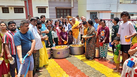 ಚಾಮರಾಜನಗರದ ಶಂಕರಪುರದ ಶ್ರೀರಾಮಮಂದಿರದಲ್ಲಿ ಹನುಮ ಉತ್ಸವದ ಪ್ರಯುಕ್ತ ಓಕುಳಿ ಕಾರ್ಯಕ್ರಮ ನಡೆಯಿತು.