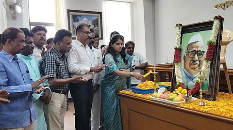 ಚಾಮರಾಜನಗರದ ಜಿಲ್ಲಾಧಿಕಾರಿ ಕಚೇರಿ ಸಭಾಂಗಣದಲ್ಲಿ ಸೋಮವಾರ ಆಯೋಜಿಸಿದ್ದ ಡಾ. ಬಾಬು ಜಗಜೀವನ ರಾಮ್ ಪುಣ್ಯಸ್ಮರಣೆ ಕಾರ್ಯಕ್ರಮವನ್ನು ಜಿಲ್ಲಾಧಿಕಾರಿ ಶ್ರೀರೂಪಾ  ಉದ್ಘಾಟಿಸಿದರು. ಬಸವನಪುರ ರಾಜಶೇಖರ್, ಸಿ.ಎಂ.ನರಸಿಂಹಮೂರ್ತಿ, ಟಿ. ಜವರೇಗೌಡ, ಮುನಿರಾಜು, ಎಚ್.ಎಸ್. ಬಿಂದ್ಯಾ ಇತರರು ಹಾಜರಿದ್ದರು.
