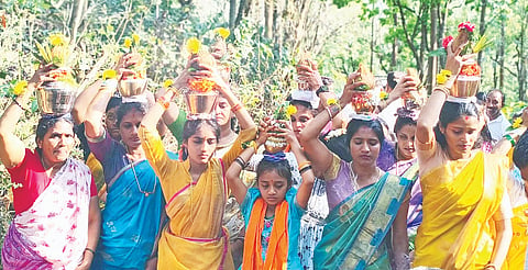 ಸೋಮವಾರಪೇಟೆ ತಾಲೂಕಿನ ಹೆಗ್ಗುಳ ಗ್ರಾಮದಲ್ಲಿನ ಶ್ರೀ ಲಕ್ಷ್ಮೀ ಚನ್ನಿಗರಾಯ ಮತ್ತು ಜೋಡಿ ಹನುಮಂತ ದೇವಸ್ಥಾನದ ಜೀರ್ಣೋದ್ಧಾರ ಮತ್ತು ಮರು ಪ್ರತಿಷ್ಠಾಪನಾ ಕಾರ್ಯಕ್ರಮದಲ್ಲಿ ಮಹಿಳೆಯರು ಕಳಸ ಮೆರವಣಿಗೆ ನಡೆಸಿದರು.