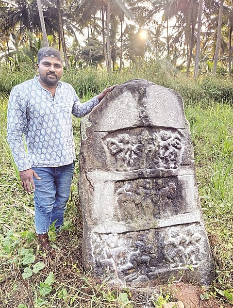ಕೆ.ಆರ್.ಪೇಟೆ ತಾಲೂಕು ಹಳೇ ನಂದಿಪುರದ ಸಮೀಪ ಸಹಾಯಕ ಪ್ರಾಧ್ಯಾಪಕ ಆರ್.ಕಿರಣ್‌ಕುಮಾರ್ ತುರುಗೋಳ್ ವೀರಗಲ್ಲು ಶಾಸನ ಪತ್ತೆ ಮಾಡಿರುವುದು.