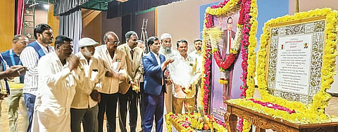 ಮಂಡ್ಯದಲ್ಲಿ ಆಯೋಜಿಸಿದ್ದ ವಿಚಾರಗೋಷ್ಠಿಯಲ್ಲಿ ಡಾ.ಬಿ.ಆರ್.ಅಂಬೇಡ್ಕರ್ ಭಾವಚಿತ್ರಕ್ಕೆ ಗಣ್ಯರು ಪುಷ್ಪಾರ್ಚನೆ ಸಲ್ಲಿಸಿದರು. ಜಿಲ್ಲಾಧಿಕಾರಿ ಡಾ.ಕುಮಾರ, ಹಿರಿಯ ಸಿವಿಲ್ ನ್ಯಾಯಾಧೀಶ ಎಂ.ಆನಂದ್, ಸಮಾಜ ಕಲ್ಯಾಣ ಇಲಾಖೆಯ ಉಪನಿರ್ದೇಶಕ ಕೆ.ಶ್ರೀನಿವಾಸ್, ಸರ್ಕಾರಿ ಅಭಿಯೋಜಕ ಎಚ್.ಸಿ.ರಾಜೇಶ್ ಇತರರಿದ್ದರು.