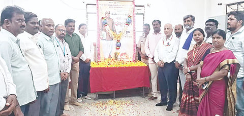 ಮಳವಳ್ಳಿಯ ತಾಲೂಕು ಕಚೇರಿ ಸಭಾಂಗಣದಲ್ಲಿ ಮಾಜಿ ಉಪ ಪ್ರಧಾನಿ ಬಾಬು ಜಗಜೀವನ ರಾಮ್ ಅವರ ಪುಣ್ಯಸ್ಮರಣೆ ಆಚರಿಸಲಾಯಿತು. ಎಸ್.ವಿ.ಲೋಕೇಶ್,  ಎಚ್.ಜಿ.ಶ್ರೀನಿವಾಸ್, ಸಂತೋಷ್‌ಕುಮಾರ್, ಎಸ್.ಜಯಾನಂದ್, ಡಾ.ಪಿ.ವೀರಭದ್ರಪ್ಪ, ಸಿ.ಇ.ನಂಜಾಮಣಿ, ಮಂಜುನಾಥ್, ರಾಮಕೃಷ್ಣ ಇತರರಿದ್ದರು. 