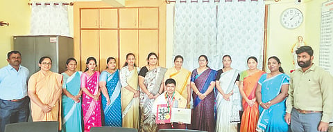 ಅರಸೀಕೆರೆ ನಗರದ ಬೆಥನಿ ಸೆಂಟ್ರಲ್ ಶಾಲೆಯ ವಿದ್ಯಾರ್ಥಿ ಜಿ.ಬಿ.ಧನ್ವಿನ್ ಇಂಡಿಯಾ ಬುಕ್ ಆಫ್ ರೆಕಾರ್ಡ್ ಸೇರಿದ್ದು, ಶಿಕ್ಷಕರು ಪ್ರಮಾಣಪತ್ರ ವಿತರಿಸಿ ಸನ್ಮಾನಿಸಿದರು. ಐರಿನ್ ಡಿಸೌಜಾ, ಸುಮನಾ ತೆಲ್ವ ಡಿಸೌಜಾ, ಮಾರ್ಗರೇಟ್ ,ಸಿಲ್ವಿಯಾ ಸೇರಿದಂತೆ ಸಿಬ್ಬಂದಿ ಇದ್ದರು.