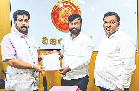 ದೇವರಹಿಪ್ಪರಗಿ-ಇಂಡಿ ಮಾರ್ಗವಾಗಿ ಹೆಚ್ಚಿನ ಬಸ್‌ಗಳನ್ನು ಸಂಚಾರಕ್ಕೆ ಬಿಡಬೇಕೆಂದು ಕರವೇ ವತಿಯಿಂದ ಸಾರಿಗೆ ವಿಭಾಗೀಯ ನಿಯಂತ್ರಣಾಧಿಕಾರಿ ದೇವಾನಂದ ಬಿರಾದಾರಗೆ ಮನವಿ ಸಲ್ಲಿಸಿದರು. ಶ್ರೀಶೈಲ ಮುಳಜಿ, ಮಲ್ಲಿಕಾರ್ಜುನ ಸಾಹುಕಾರ ಚಂಡಕಿ, ರೆಹಮಾನ ಕನಕಾಲ್, ಜಾವೀದ್ ಕೊಲ್ಹಾರ ಇತರರಿದ್ದರು.