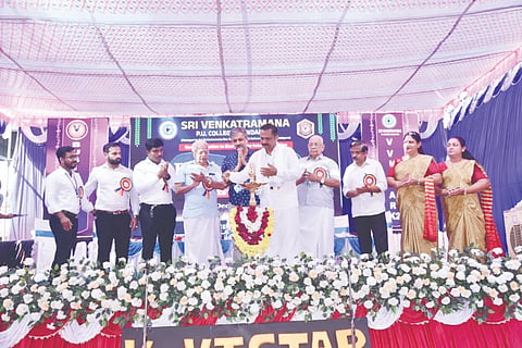 ಕುಂದಾಪುರ ವೆಂಕಟರಮಣ ಪದವಿ ಪೂರ್ವ ಕಾಲೇಜಿನಲ್ಲಿ ಆಯೋಜಿಸಿದ ವ್ಯವಹಾರ ಮೇಳವನ್ನು ಮುನಿಯಾಲು ಉದಯ ಕುವಾರ್ ಶೆಟ್ಟಿ ಉದ್ಘಾಟಿಸಿದರು.