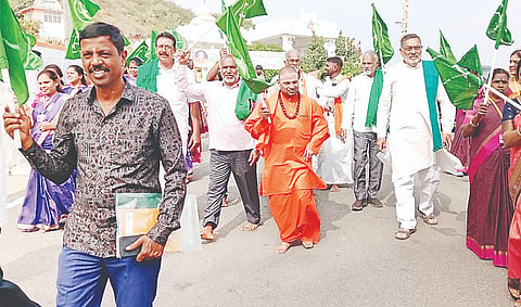 ಹಳೇಬೀಡಿನಲ್ಲಿ ಮಂಗಳವಾರ ಮುಕ್ತಾಯಗೊಂಡ ನೈಸರ್ಗಿಕ ಕೃಷಿ ತರಬೇತಿ ಕಾರ್ಯಾಗಾರಕ್ಕೂ ಮುನ್ನ ಪುಷ್ಪಗಿರಿ ಶ್ರೀಗಳು ರೈತರೊಂದಿಗೆ ಮಠದ ಆವರಣದಲ್ಲಿ ಜಾಗೃತಿ ಜಾಥಾ ನಡೆಸಿದರು.