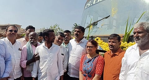  ಡಾಣನಹಳ್ಳಿಯಲ್ಲಿ ಕೆಎಸ್‌ಆರ್‌ಟಿಸಿ ಬಸ್ ಸಂಚಾರಕ್ಕೆ ಶಾಸಕ ಎಚ್.ಟಿ.ಮಂಜು ಸೋಮವಾರ ಚಾಲನೆ ನೀಡಿದರು. ಐಕನಹಳ್ಳಿ ಕೃಷ್ಣೇಗೌಡ, ಶೇಖರ್, ಮೋಹನ್, ಶೇಖರ್ ರಾಘು, ವಿಜಿ ಮತ್ತಿತರರಿದ್ದರು. 