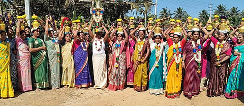 ಕಿಕ್ಕೇರಿ ಹೋಬಳಿಯ ಗೂಡೇಹೊಸಹಳ್ಳಿ ಗ್ರಾಮದಲ್ಲಿ ಶುಕ್ರವಾರ ಹುಚ್ಚಲಮ್ಮ, ಚಿಕ್ಕಮ್ಮ ದೇಗುಲ ಲೋಕಾರ್ಪಣೆಯಲ್ಲಿ ಸಾವಿರಾರು ಭಕ್ತರು ಪಾಲ್ಗೊಂಡಿದ್ದರು.