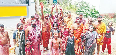 ಕಿಕ್ಕೇರಿ ವಿಪ್ರ ಬಾಂಧವ ಸೇವಾ ಸಮಿತಿಯಿಂದ ಭಾನುವಾರ ಹನುಮಂತೋತ್ಸವದಲ್ಲಿ ಬಣ್ಣ ಹಚ್ಚಿ ಓಕುಳಿಯೊಂದಿಗೆ ಸಂಭ್ರಮಿಸಿದರು.
