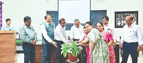ಕೂಡಿಗೆಯ ಡಯಟ್‌ನಲ್ಲಿ ಏರ್ಪಡಿಸಿದ್ದ ತರಬೇತಿ ಕಾರ್ಯಾಗಾರವನ್ನು ಪದವಿಪೂರ್ವ ಶಿಕ್ಷಣ ಇಲಾಖೆಯ ಉಪ ನಿರ್ದೇಶಕ ಗಣಪತಿ ಉದ್ಘಾಟಿಸಿದರು. ಹಂಡ್ರಂಗಿ ನಾಗರಾಜ್, ದಮಯಂತಿ, ರಾಮಚಂದ್ರ ರಾಜೇ ಅರಸ್ ಮತ್ತಿತರರು ಇದ್ದರು.