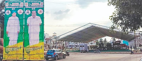 ಪಾಂಡವಪುರ ಪಟ್ಟಣದ ಪಾಂಡವ ಕ್ರೀಡಾಂಗಣದಲ್ಲಿ ನಡೆಯಲಿರುವ ಜನರೊಂದಿಗೆ ಜೆಡಿಎಸ್ ಕಾರ್ಯಕ್ರಮದ ವೇದಿಕೆ ಸಿದ್ಧಗೊಂಡಿರುವುದು.