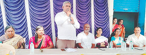 ಪಾಂಡವಪುರ ತಾಲೂಕಿನ ವದೇಸಮುದ್ರ ಗ್ರಾಮದಲ್ಲಿ ಆಯೋಜಿಸಿದ್ದ ಕ್ಷೀರಸಂಜೀವಿನಿ ಬಡ್ಡಿರಹಿತ ಸಾಲ ವಿತರಣೆ ಕಾರ್ಯಕ್ರಮದಲ್ಲಿ ಮನ್‌ಮುಲ್ ನಿರ್ದೇಶಕ ಸಿ.ಶಿವಕುಮಾರ್ ಮಾತನಾಡಿದರು. ಆರ್.ಪ್ರಸಾದ್, ಉಷಾ, ಸುಕನ್ಯಾ, ಬಸಮಣಿ, ಉಪಾಧ್ಯಕ್ಷೆ ಸಾಕಮ್ಮ ಇದ್ದರು.