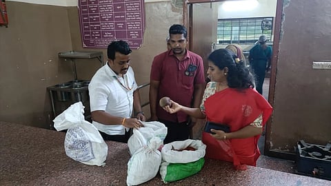 ರಾಯಚೂರಿನ ಮೋರಾರ್ಜಿ ದೇಸಾಯಿ ವಸತಿ ಶಾಲೆಗೆ ಜಿಲ್ಲಾಧಿಕಾರಿ ಪೂವಿತಾ ಎಸ್. ಅವರು ಬುಧವಾರ ರಾತ್ರಿ ಆಕಸ್ಮೀಕವಾಗಿ ಭೇಟಿ ನೀಡಿ ಪರಿಶೀಲನೆ ಮಾಡಿದರು.
