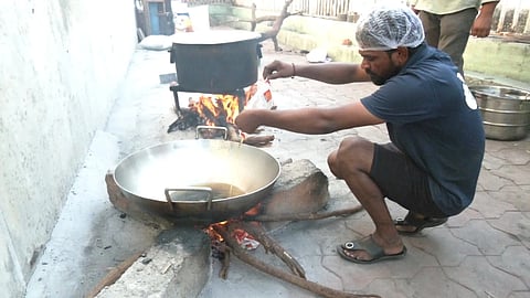 ರಾಯಚೂರಿನ ಇಂದಿರಾ ಕ್ಯಾಂಟಿನ್ ಅಡುಗೆ ಮನೆಯಲ್ಲಿ ಸಿಬ್ಬಂದಿಗಳು ಸೌದೆ ಒಲೆ ಮೇಲೆ ಅಡುಗೆ ತಯಾರು ಮಾಡುತ್ತಿರುವುದು.