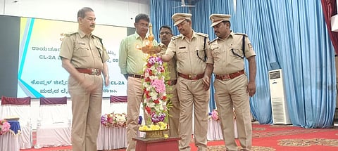 ರಾಯಚೂರಿನ ಕೃಷಿ ವಿವಿಯ ಸಭಾಂಗಣದಲ್ಲಿ  ಸೋಮವಾರ ಅಬಕಾರಿ ಇಲಾಖೆಯಿಂದ ಅಬಕಾರಿ ಸನ್ನದುಗಳ ಇ-ಹರಾಜು ಪ್ರಕ್ರಿಯೆ ಕಾರ್ಯಕ್ರಮವನ್ನು  ಅಪರ ಜಿಲ್ಲಾಧಿಕಾರಿ ಶಿವಾನಂದ ಉದ್ಘಾಟಿಸಿದರು. ಕೊಪ್ಪಳದ ಅಬಕಾರಿ ಉಪ ಆಯುಕ್ತ ಕೆ. ಪ್ರಶಾಂತಕುಮಾರ, ಸಂಪನ್ಮೂಲ ವ್ಯಕ್ತಿ  ಸತೀಶ ಕುಮಾರ, ಸಿ.ಕೆ.ಮಹೇಂದ್ರ, ಕೆ.ರವಿ ಇದ್ದರು.