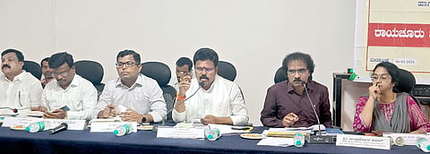  ರಾಯಚೂರಿನ ತಾಪಂ ಕಚೇರಿಯ ಸಭಾಂಗಣದಲ್ಲಿ  ಗ್ರಾಮೀಣ ಶಾಸಕ ಬಸನಗೌಡ ದದ್ದಲ್ ಅಧ್ಯಕ್ಷತೆಯಲ್ಲಿ ಮಂಗಳವಾರ ತ್ರೈ ಮಾಸಿಕ ಕೆಡಿಪಿ ಸಭೆ ನಡೆಯಿತು. ಸಹಾಯಕ ಆಯುಕ್ತ ಡಾ.ಹಂಪಣ್ಣ ಸಜ್ಜನ್, ತಹಸೀಲ್ದಾರ ಸುರೇಶ ವರ್ಮಾ, ತಾಲೂಕು ಪಂಚಾಯತ್ ಕಾರ್ಯನಿರ್ವಹಣಾಧಿಕಾರಿ ಚಂದ್ರಶೇಖರ ಪವಾರ, ರಾಯಚೂರು ಒಕ್ಕುಲುತನ ಹುಟ್ಟುವಳಿ ಮಾರಾಟ ಹಾಗೂ ಸಂಸ್ಕರಣ ಸಂಘದ ಅಧ್ಯಕ್ಷ ಜಯವಂತರಾವ್ ಪತಂಗೆ, ಗ್ಯಾರಂಟಿ ಯೋಜನೆಗಳ ಅನುಷ್ಠಾನ ಸಮಿತಿಯ ತಾಲೂಕಾಧ್ಯಕ್ಷ ಪವನ್ ಕಿಶೋರ್ ಪಾಟೀಲ ಇದ್ದರು.