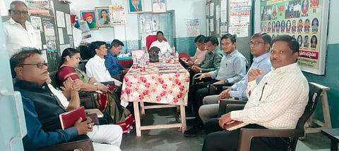 ಪಕ್ಕದ ತೆಲಂಗಾಣದ ಕೃಷ್ಣಾ  ಗ್ರಾಮದ ಗಡಿ ಭಾಗದ ಸರ್ಕಾರಿ ಶಾಲೆಗೆ ರಾಯಚೂರಿನ ಎಡಿಸಿ ಶಿವಾನಂದ ಭಜಂತ್ರಿ ಸೇರಿ ಅನೇಕ ಅಧಿಕಾರಿಗಳ ತಂಡ ಸೋಮವಾರ ಭೇಟಿ ನೀಡಿ, ಪರಿಶೀಲನೆ ಮಾಡಿದರು. ಡಿಡಿಪಿಯು ಸೋಮಶೇಖರಪ್ಪ ಹೊಕ್ರಾಣಿ, ತಹಸೀಲ್ದಾರ್ ಸುರೇಶ ವರ್ಮಾ, ಬಿಇಓ ಈರಣ್ಣ ಕೊಸಗಿ,ಸಮಾಜ ಕಲ್ಯಾಣ ಇಲಾಖೆಯ ಉಪ ನಿರ್ದೇಶಕ ಪ್ರವೀಣ್,  ಗಡಿನಾಡು ಕನ್ನಡ ಸಂಘದ ಪ್ರಮುಖರಾದ ಅಮರ್ ದೀಕ್ಷಿತ್, ರಾಮಲಿಂಗಪ್ಪ, ನಿಜಮುದ್ದೀನ್, ನಾಗಭೂಷಣ ಇದ್ದರು.