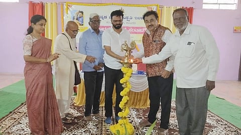 ರಾಯಚೂರಿನ ಕನ್ನಡ ಭವನದಲ್ಲಿ ಗುರುವಾರ ಕನ್ನಡ ಮತ್ತು ಸಂಸ್ಕೃತಿ ಇಲಾಖೆ ವತಿಯಿಂದ ಸಾಧಕರೊಂದಿಗೆ ಸಂವಾದ ಕಾರ್ಯಕ್ರಮವನ್ನು ವಚನಗಾಯಕ ಅಂಬಯ್ಯ ನುಲಿ ಉದ್ಘಾಟಿಸಿದರು. ಕನ್ನಡ ಮತ್ತು ಸಂಸ್ಕೃತಿ ಇಲಾಖೆಯ ಜಂಟಿ ನಿರ್ದೇಶಕ ಬಸವರಾಜ ಹೂಗಾರ, ಸಹಾಯಕ ನಿರ್ದೇಶಕಿ ಉತ್ತರಾದೇವಿ, ಪರಮುಖರಾದ ವಿ.ಎನ್.ಅಕ್ಕಿ, ಬಾಬು ಭಂಡಾರಿಗಲ್, ನರಸಪ್ಪ ಡಿಂಗ್ರಿ ಇದ್ದರು.