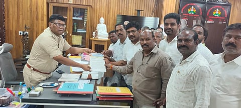 ದೇವದುರ್ಗ ತಾಲೂಕಿನ ಸುಂಕೇಶ್ವರಹಾಳ ಗ್ರಾಮದಲ್ಲಿ ನಡೆದ ಯುವಕನ ಕೊಲೆ ಪ್ರಕರಣದಲ್ಲಿ  ಸಂಬಂಧವೇ ಇಲ್ಲದ ಅಮಾಯಕರ ಹೆಸರುಗಳನ್ನು ಎಫ್‌ಐಆರ್‌ನಿಂದ ಪಟ್ಟಿಯಿಂದ ಕೈ ಬಿಡಬೇಕೆಂದು ಒತ್ತಾಯಿಸಿ ಹೈದರಾಬಾದ್ ಕರ್ನಾಟಕ ಪ್ರದೇಶ ವಾಲ್ಮೀಕಿ ನಾಯಕ ಸಂಘದಿಂದ ಗುರುವಾರ ಎಸ್ಪಿ ಅರುಣಾಂಗ್ಶು ಗಿರಿಗೆ ಮನವಿ ಸಲ್ಲಿಸಿದರು. ಸಂಘದ ವಿಭಾಗೀಯ ಕಾರ್ಯದರ್ಶಿ ಎನ್.ರಘುವೀರ ನಾಯಕ, ಜಿಲ್ಲಾಧ್ಯಕ್ಷ ಮಲ್ಲಿಕಾರ್ಜುನ ನಾಯಕ ವಕೀಲರು, ಮೌನೇಶ ನಾಯಕ ವಕೀಲರು, ರಾಮು ನಾಯಕ,ದತ್ತು ಕುಮಾರ,  ರಂಗಸ್ವಾಮಿ ನಾಯಕ, ತಾಯಪ್ಪ ನಾಯಕ,ಮಹಾದೇವ ನಾಯಕ ಇದ್ದರು.