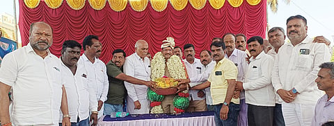 ಚಾಮರಾಜನಗರ ತಾಲೂಕಿನ ಕೋಡಿಮೋಳೆ ಗ್ರಾಮದಲ್ಲಿ ಆಯೋಜಿಸಿದ್ದ ಕಾರ್ಯಕ್ರಮದಲ್ಲಿ ಮುಖ್ಯಮಂತ್ರಿ ಪದಕ ವಿಜೇತ ಸಿ.ಶಿವನಂಜಶೆಟ್ಟಿ ಅವರನ್ನು ಸನ್ಮಾನಿಸಲಾಯಿತು. ಕೋಡಿಮೋಳೆ ರಾಜಶೇಖರ್, ಗೋವಿಂದಶೆಟ್ಟಿ, ಪ್ರಕಾಶ್, ನಟರಾಜು, ನಾಗನಾಯ್ಕ, ಆಲೂರುಮಲ್ಲು, ಬಸವನಪುರ ರಾಜಶೇಖರ್ ಇತರರಿದ್ದರು. 