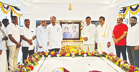 ಚಾಮರಾಜನಗರ ತಾಲೂಕಿನ ಆಲೂರು ಗ್ರಾಮದಲ್ಲಿ ಆಯೋಜಿಸಿದ್ದ ಬಿ.ರಾಚಯ್ಯ ಮತ್ತು ಗೌರಮ್ಮ ಪುಣ್ಯ ಸ್ಮರಣೆ ಕಾರ್ಯಕ್ರಮದಲ್ಲಿ ಶಾಸಕ ಎ.ಆರ್.ಕೃಷ್ಣಮೂರ್ತಿ ಮತ್ತು ಕುಟುಂಬವರ್ಗದವರು ಪೂಜೆ ಸಲ್ಲಿಸಿದರು. 