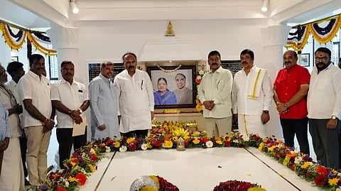 ಚಾಮರಾಜನಗರ ತಾಲೂಕಿನ ಆಲೂರು ಗ್ರಾಮದಲ್ಲಿ ಆಯೋಜಿಸಿದ್ದ ಬಿ.ರಾಚಯ್ಯ ಮತ್ತು ಗೌರಮ್ಮ ಪುಣ್ಯ ಸ್ಮರಣೆ ಕಾರ್ಯಕ್ರಮದಲ್ಲಿ ವಿಧಾನ ಪರಿಷತ್ ಸದಸ್ಯ ಕೆ.ಶಿವಕುಮಾರ್ ಭೇಟಿ ನೀಡಿ ಗೌರವ ನಮನ ಸಲ್ಲಿಸಿದರು. ಎ.ಆರ್.ಕೃಷ್ಣಮೂರ್ತಿ, ಬಿ.ಬಿ.ಲಿಂಗಯ್ಯ, ಎ.ಆರ್.ಬಾಲರಾಜ್, ತೋಟೇಶ್, ಆರ್.ಮಹದೇವ್ ಇನ್ನಿತರರಿದ್ದರು. 