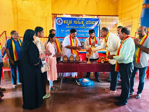 ಸುಂಟಿಕೊಪ್ಪದ ಮಂಜನಾಥಯ್ಯ ಮೀನಾಕ್ಷಮ್ಮ ಸಭಾಂಗಣದಲ್ಲಿ ಕಸಾಪ ಕೊಡಗು, ಕುಶಾಲನಗರ ತಾಲೂಕು ಘಟಕ ಆಯೋಜಿಸಿದ್ದ ರಾಮಮೂರ್ತಿ ದತ್ತಿ ಮತ್ತು ದಿವಗಂತ ಪಿ.ಎಸ್.ಬೀರಪ್ಪ ದತ್ತಿ ನಿಧಿ ಉಪನ್ಯಾಸ ಕಾರ್ಯಕ್ರಮವನ್ನು ಅತಿಥಿಗಳು ಉದ್ಘಾಟಿಸಿದರು. ಮುನೀರ್ ಅಹ್ಮದ್, ಎಸ್.ಜಿ. ಶ್ರೀನಿವಾಸ್ , ಎಂ.ಎಂ.ಕಾಳಪ್ಪ ಇತರರು ಇದ್ದರು. 